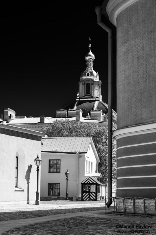 город, архитектура, санкт-петербург, петропавловская крепость, заячий остров, чёрно-белоефото, чб.фото, монохром, головкин бастион, купол великокняжеской усыпальницы. Уединённый уголок Заячьего острова.photo preview