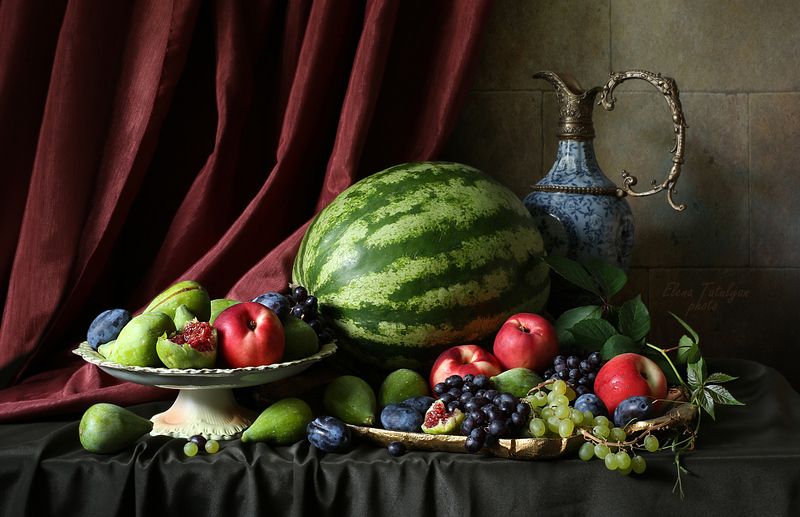 арбуз, инжир, виноград, персики С арбузом и другими ягодамиphoto preview