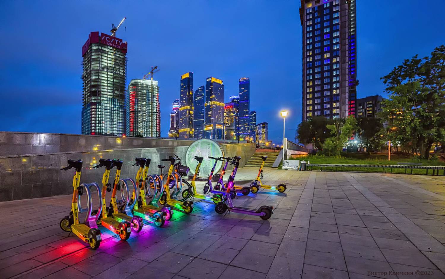 Цветные самокаты. Автор: Виктор Климкин вечер, москва, самокаты, огни, Виктор Климкин