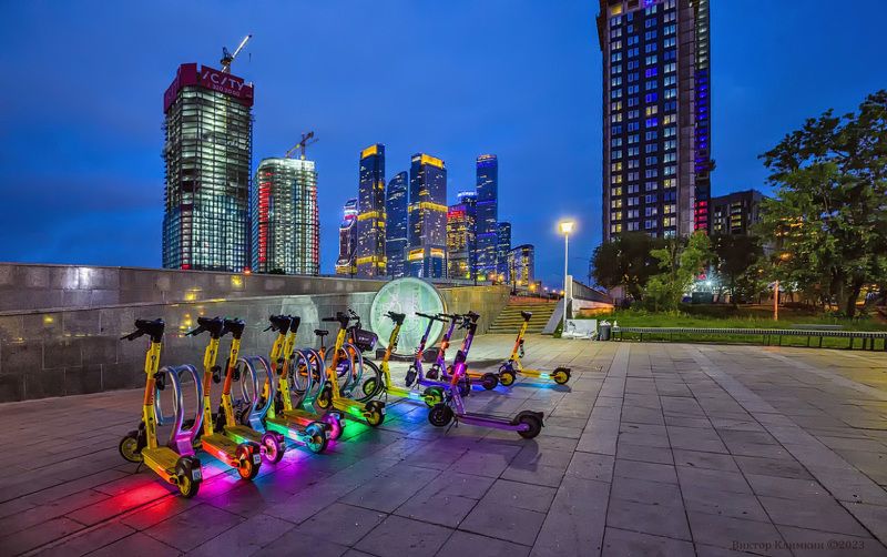 вечер, москва, самокаты, огни Цветные самокатыphoto preview