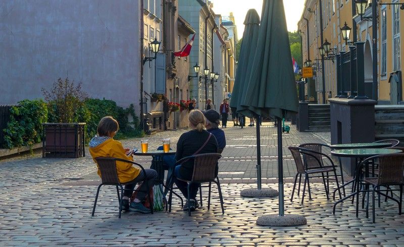 рига , латвия,путешествия,город, старая рига,лето,фонари,пиво,люди,архитектура,кафе, Янтарное пиво в Старой Ригеphoto preview