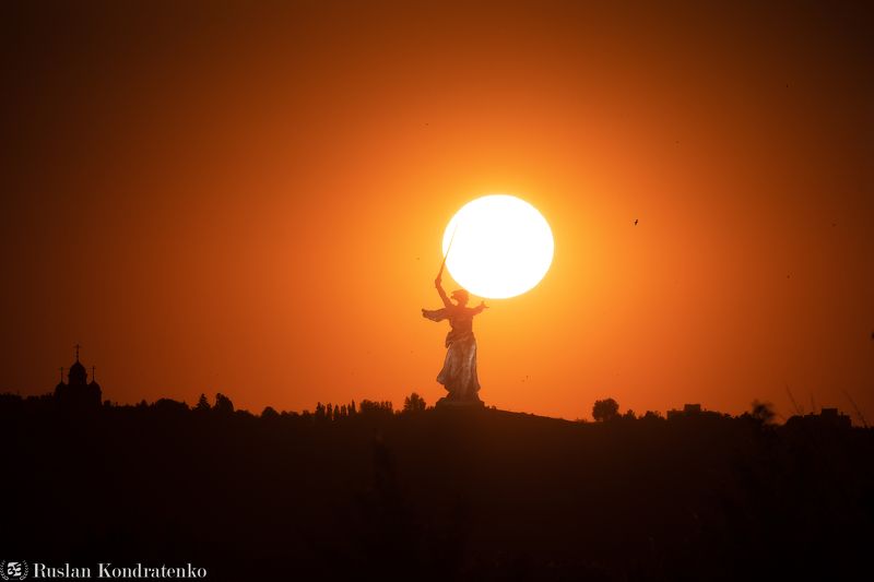 волгоград, родина-мать, прострел, композитная фотография, time blending Родина-мать на фоне заходящего Солнцаphoto preview