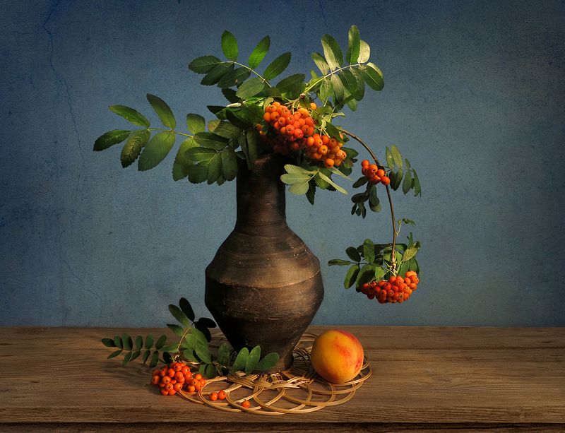 натюрморт,рябина,персик,кувшин Рябина и персикphoto preview