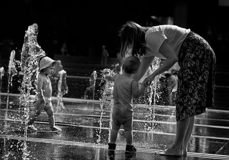 чб фото, лето, дети и фонтаны, уличное фото, городские картинки Фонтанное настроениеphoto preview