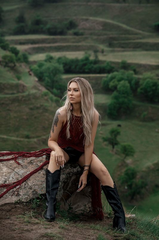 девушка блондинка платье макраме горы террасы ковбойский стиль Ленаphoto preview