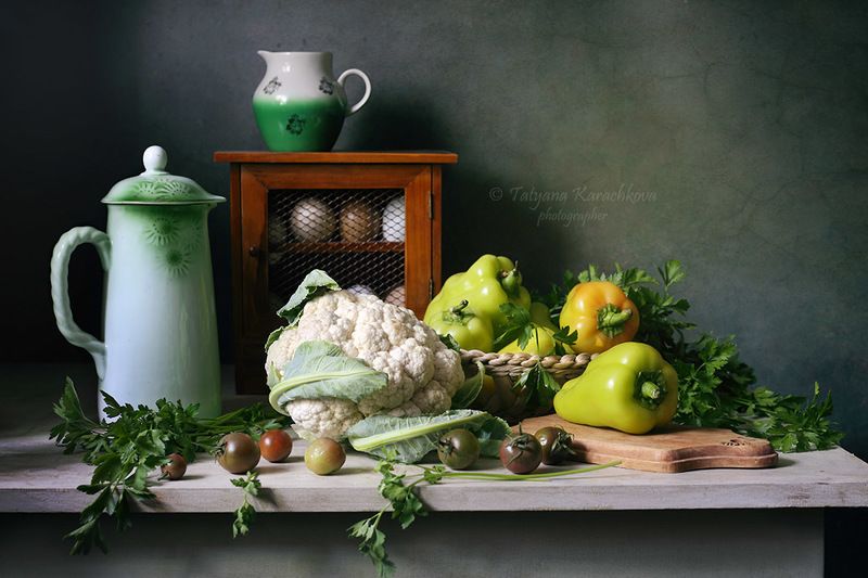 натюрморт, цветная капуста,  овощи, подставка для яиц, виноград, сливы Кухаркины картинки. С подставкой для яицphoto preview