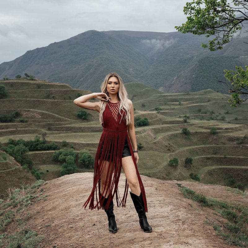 девушка блондинка платье макраме горы террасы ковбойский стиль Ленаphoto preview