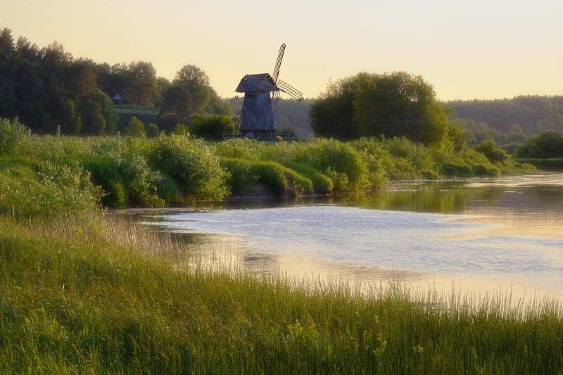 У озераphoto preview