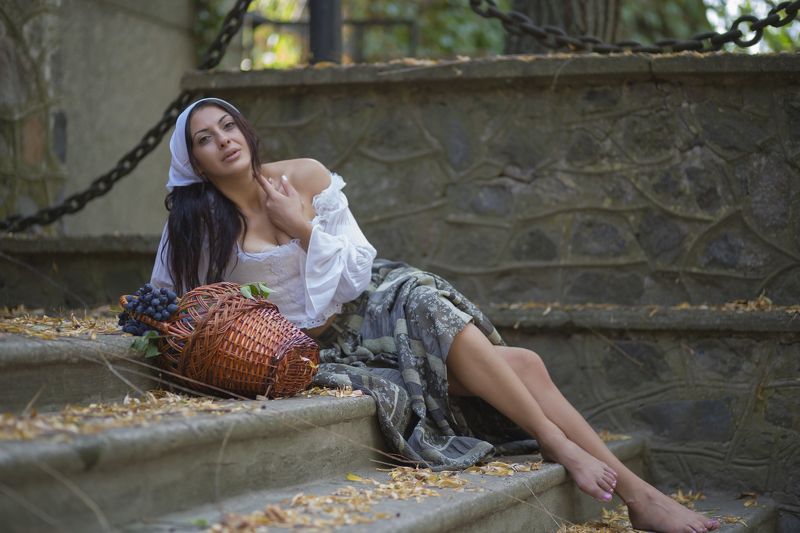 девушка, виноград, урожай, итальянка, молдаванка, осень, лето Тяжелая корзинаphoto preview