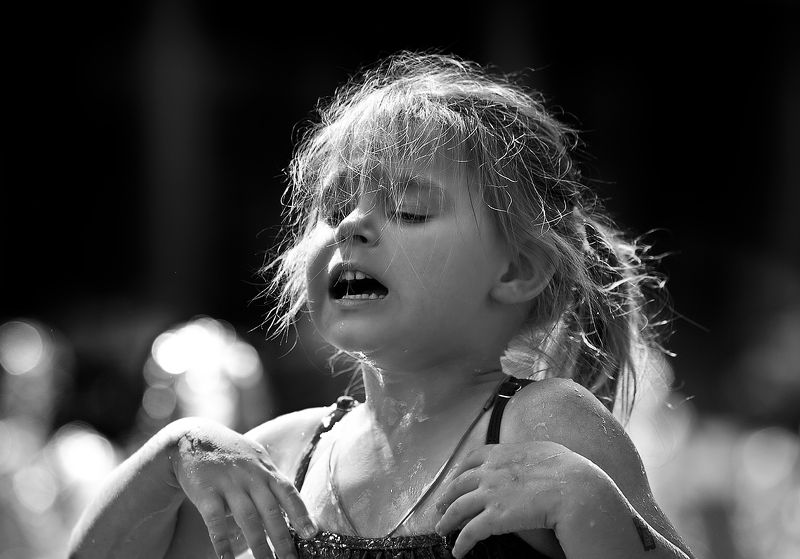 чб фото, дети, уличный детский портрет, девочка, лето, дети и фонтаны, настроение, эмоции; уличное фото Фонтанное настроениеphoto preview