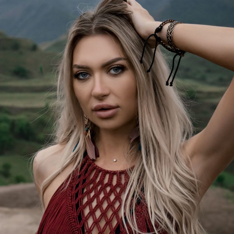 девушка блондинка платье макраме горы террасы ковбойский стиль Ленаphoto preview