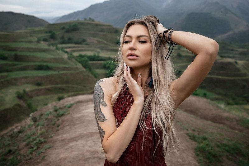 девушка блондинка платье макраме горы террасы ковбойский стиль Ленаphoto preview