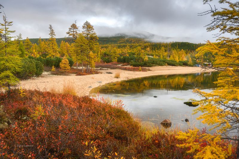 озеро джека лондона, коса биологов ,магадан, колыма, золотая осень, природный парк \\ \