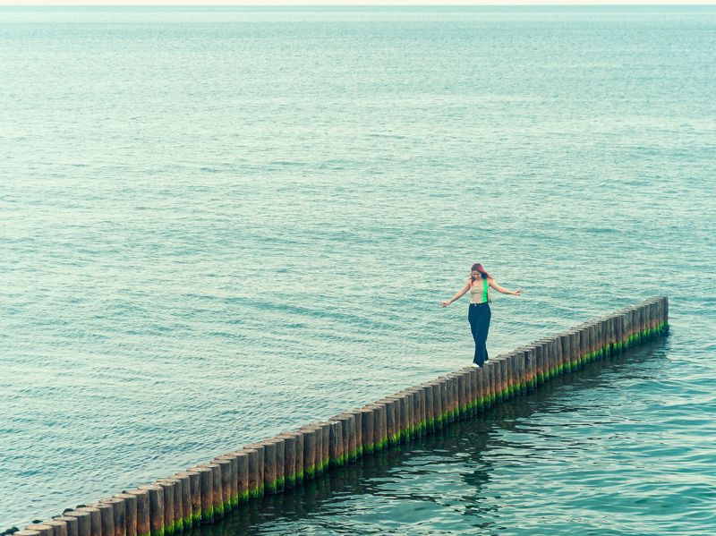 Девушка и волнорез.photo preview