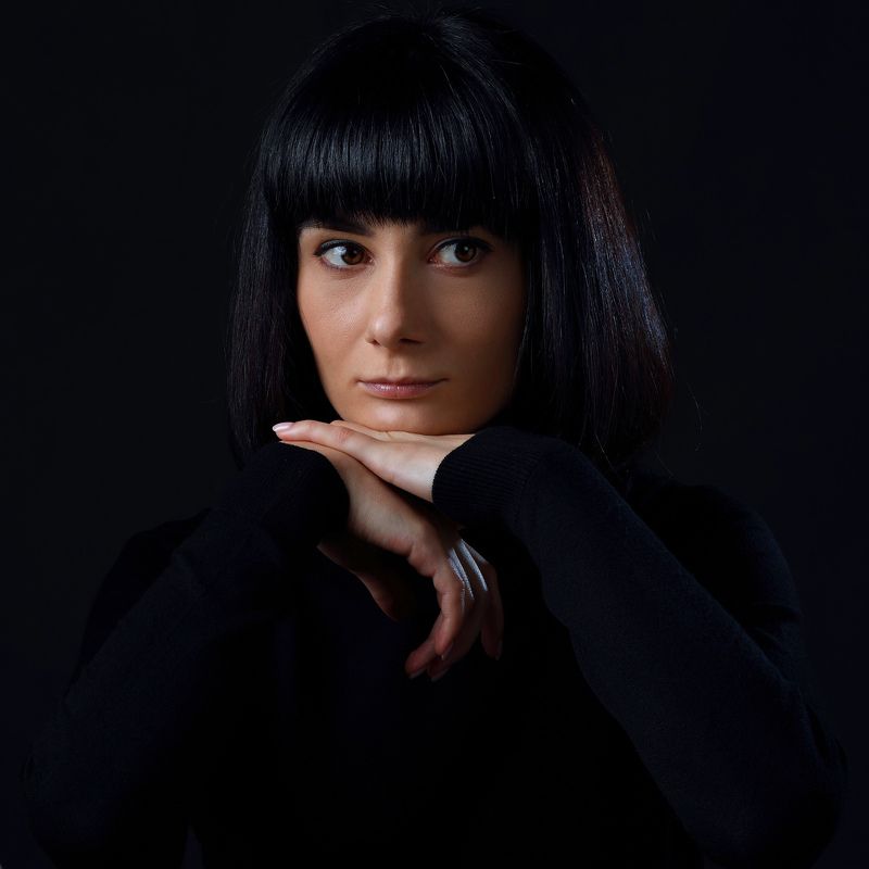 женщина, портрет, студия, взгляд, руки, настроение, красивая, низкий ключ, меланхолия Ренатаphoto preview