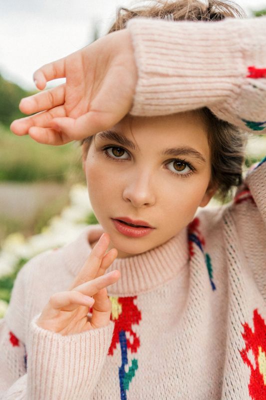 девочка, ребенок, портрет, детский портрет, портрет девочки, глаза. детское портфолио,осень, цветы, свитер ,осенняя Аделинаphoto preview