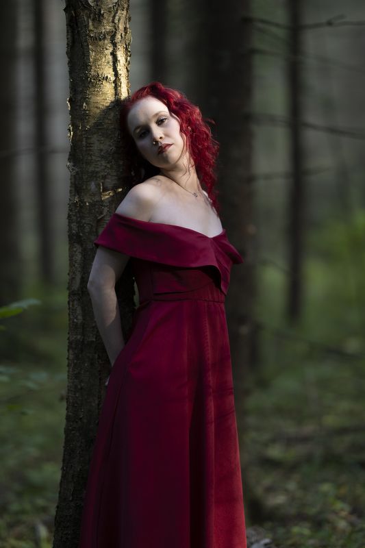 красный, девушка в красном, девушка в лесу Lady in redphoto preview