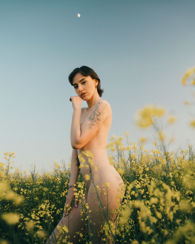 Zoya in the rapeseed fieldphoto preview