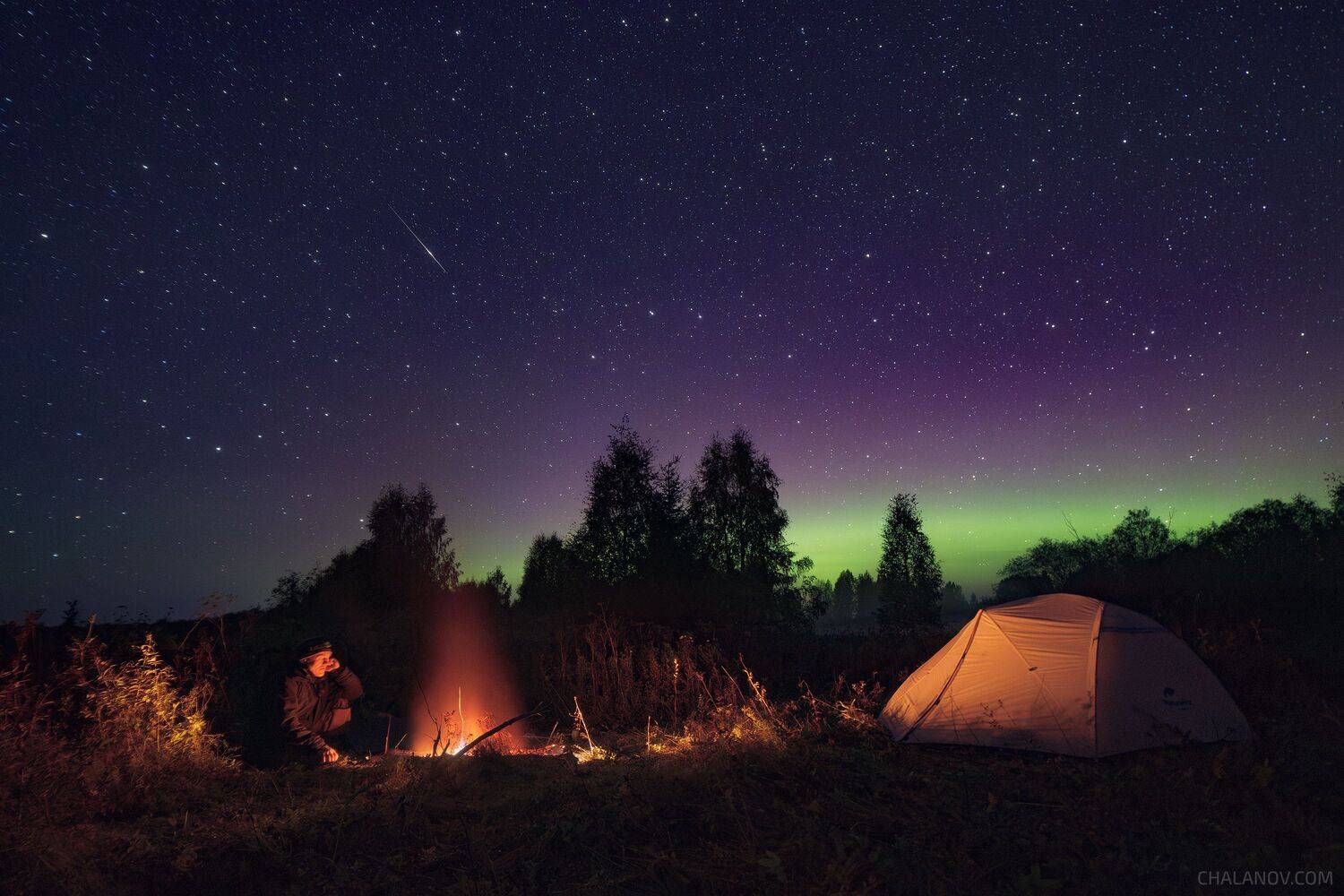 Под Северным сиянием. Автор: Чаланов Иван ночь, пейзаж, северное сияние, ночной пейзаж, звезды, палатка, костер, метеор, nightscape, starrynight, star, northern lights, tent, Чаланов Иван
