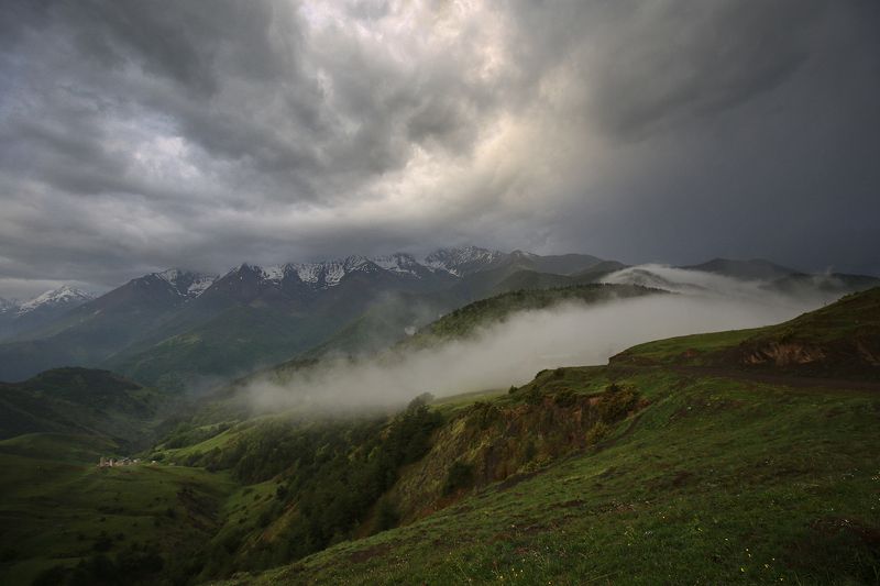 Кавказ, Ингушетия В долину спускался туманphoto preview