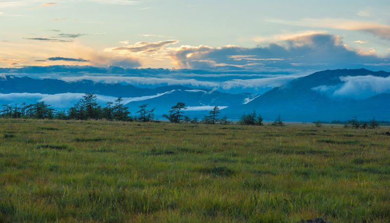 С высоких гор спускается туманphoto preview