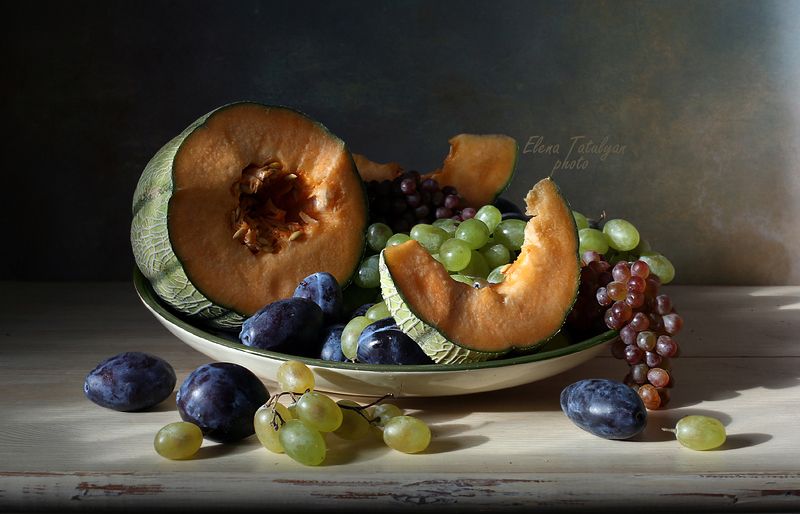 дыня, виноград, сливы Блюдо с фруктамиphoto preview