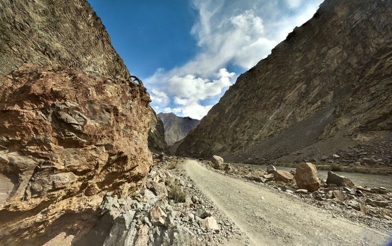 Дорога в небо, дорога на озеро Сарез. Одна из самых загадочных, опасных, малолюдных и вместе с тем потрясающе красивых дорог страны!Она  похожа на золотую нить на которую нанку низаны немногочисленные жемчужины - кишлаки долины реки Бартанг. Охраняют  путphoto preview