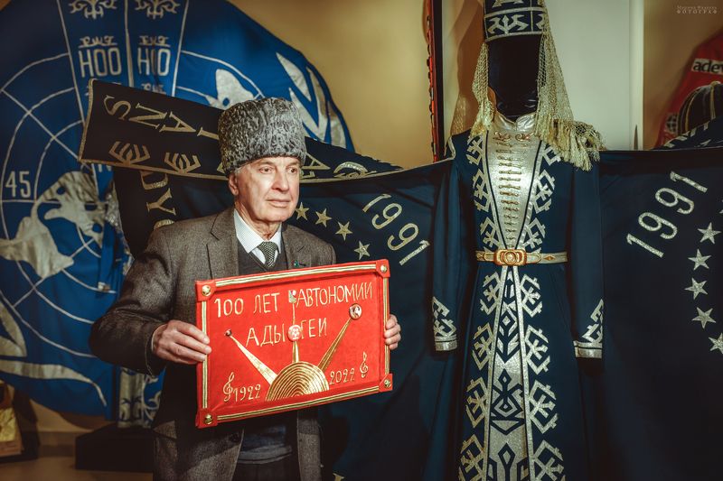 портрет, жанр, мастер, модельер, панно, музей, адыгея Мастер и его творенияphoto preview