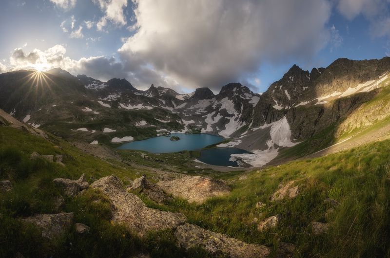 россия, кчр, кавказ, пейзаж, природа, горы, имеретинские озера, рассвет, озеро безмолвия, сергейалтушкин Озеро Безмолвия - между небом и скалами фото превью