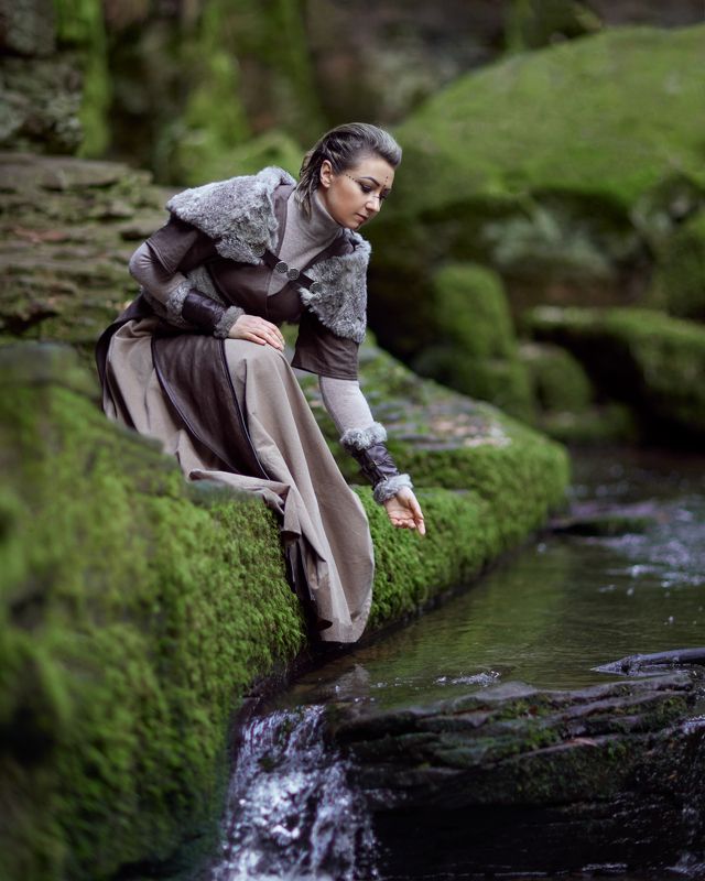 Викинг, сказка, девушка викинг, костюм, лес, лук, воин, ручей, вода Викингphoto preview