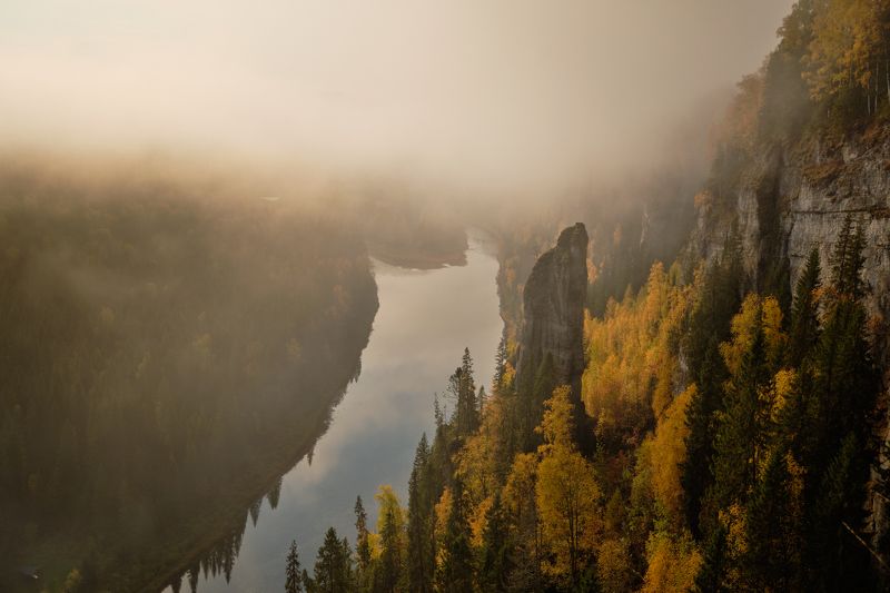 Усьва, пейзаж, туман Чертов палец в рассветном туманеphoto preview