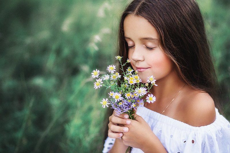 Вдыхая аромат цветов...photo preview