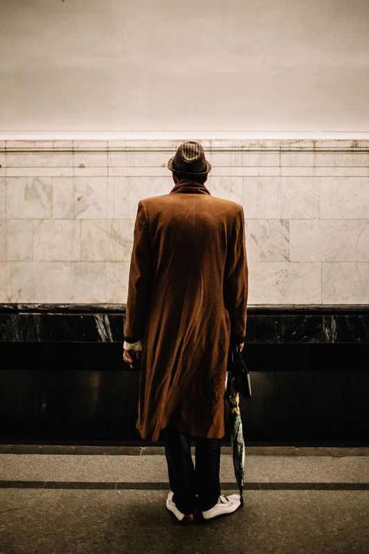 Москва, метро, плащ, шляпа, зонт, полосы, ожидание photo preview