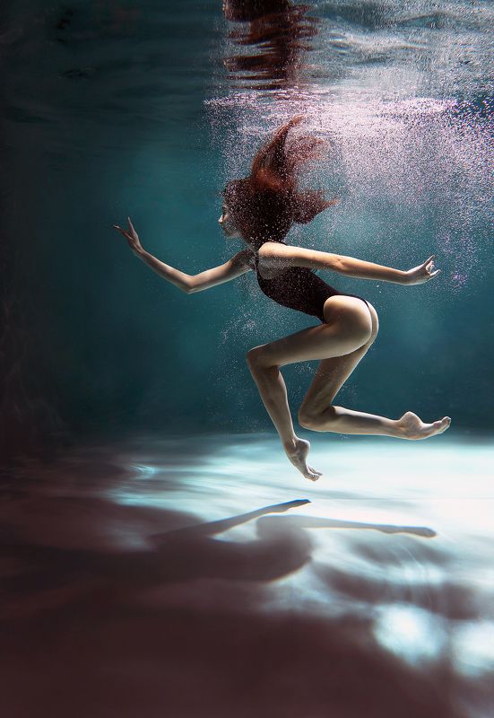 девушка, красивая, в воде, под водой, движение, танец, гимнастка, портрет, жанр, свет, цвет, живопись В водеphoto preview