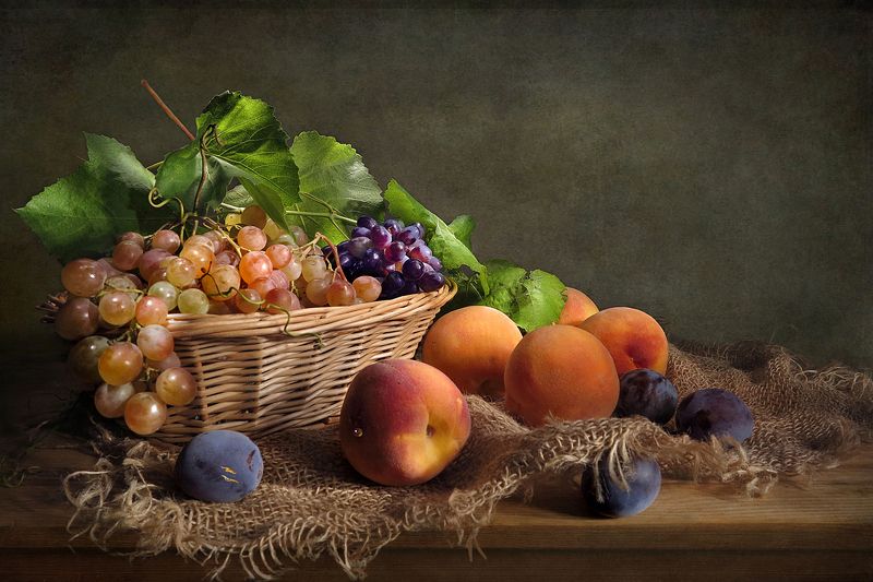 натюрморт,виноград,персики,корзина,сливы,мешковина Виноград и персикиphoto preview