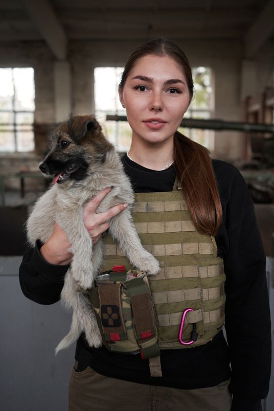 Соледар, ДНР, Россия, СВО, военные, военный, солдат, солдаты, война, специальная военная операция, подвал, оружие, танк, автомат, Марьяна Наумова, репортаж, портрет, флаг, располага, расположение Соледарphoto preview