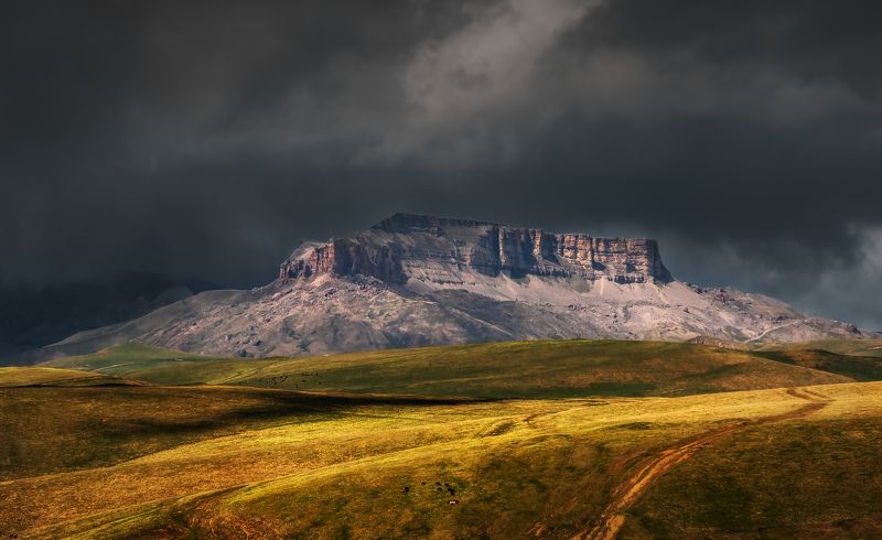 кавказ, горы, бермамыт, карачаево-черкесия Грозовой утес фото превью