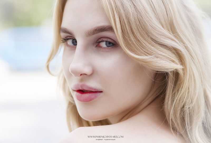 портрет, утро, женский портрет, крупный план, взгляд, девушка, свет, сентябрь Мягкий свет сентябрьского утраphoto preview