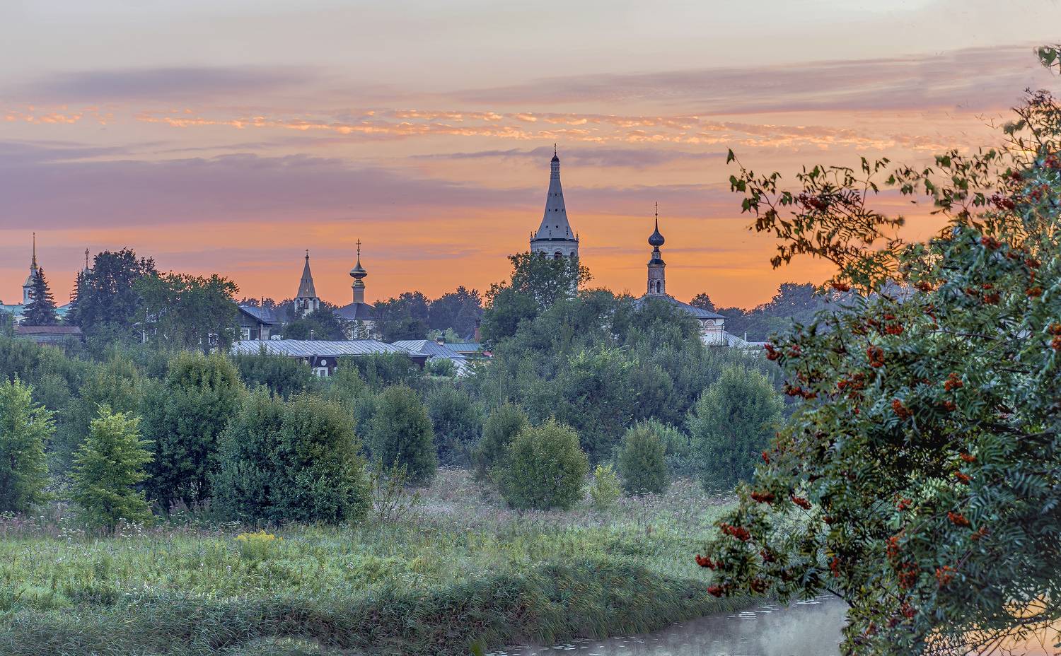 Раннее утро провинциального города.... Автор: Бирюков Вячеслав суздаль. август, Бирюков Вячеслав