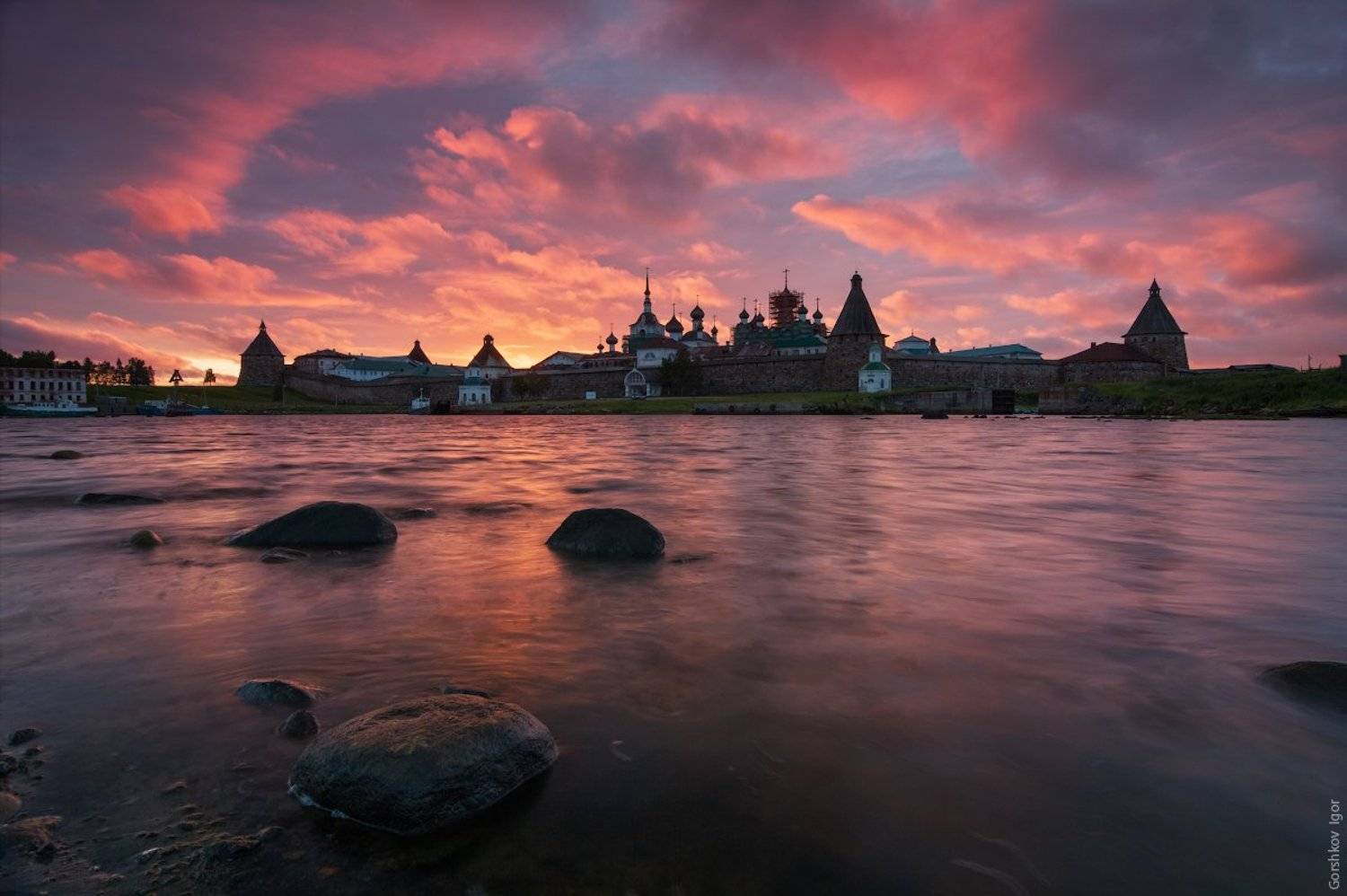 Рассвет над соловецким кремлём.. Автор: Горшков Игорь Архитектура, Белое море, Вода, Камни, Кремль, Крепость, Лето, Монастырь, Небо, Отражения, Пейзаж, Рассвет, Соловецкие острова, Соловки, Тучи, Утро, Горшков Игорь