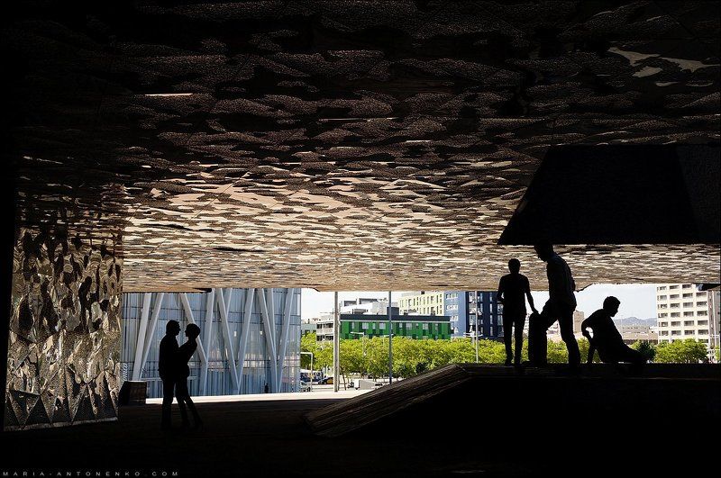 Испания, Барселона, музей, скейт, девушка, парень, влюбленные Силуэтыphoto preview