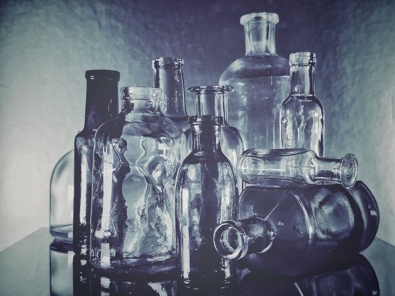 Бутылочки+телефон. Монохром.photo preview