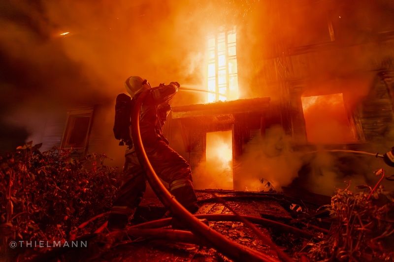 огонь, пожарные, emergency, help, save, мчс, fire, firefighter, rescue, rescuers, спасатели, дым, работа, brave, hotnight, night, reportage photo preview