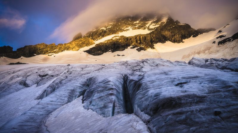 Западно-Софийский ледник и гора София на закатеphoto preview