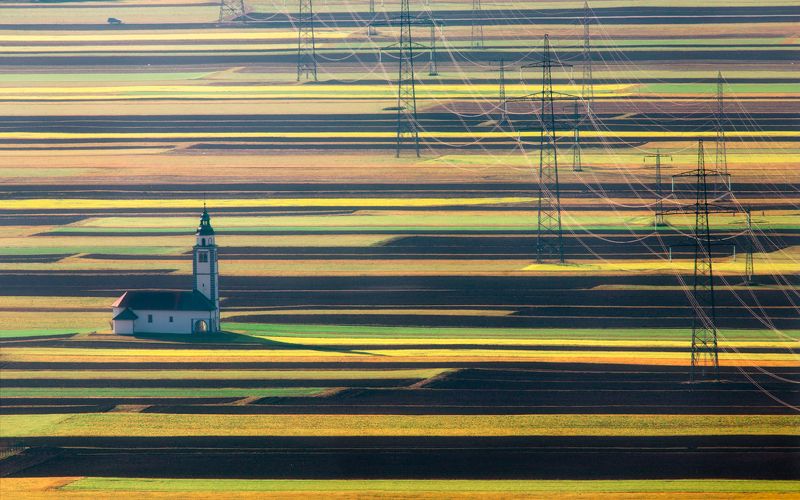 церковь, поле, лэп, словения Высокая энегияphoto preview