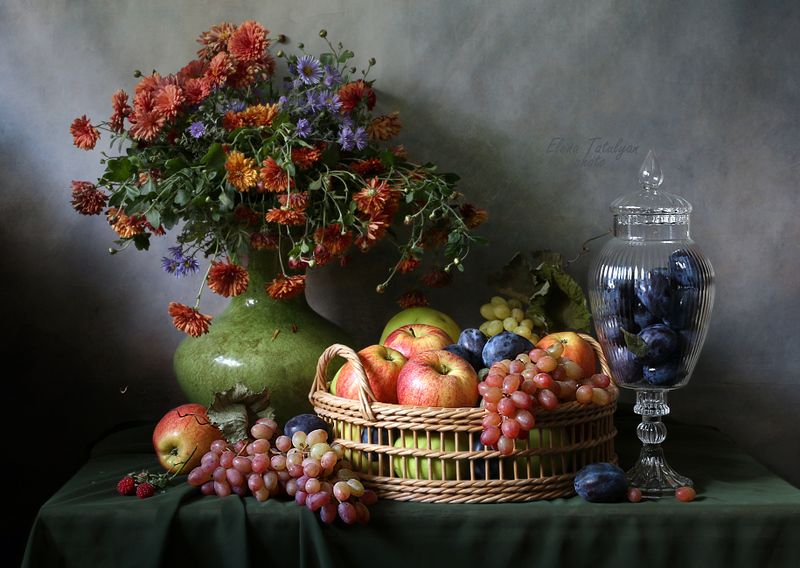 виноград, яблоки, хризантемы, сливы Торжество осениphoto preview