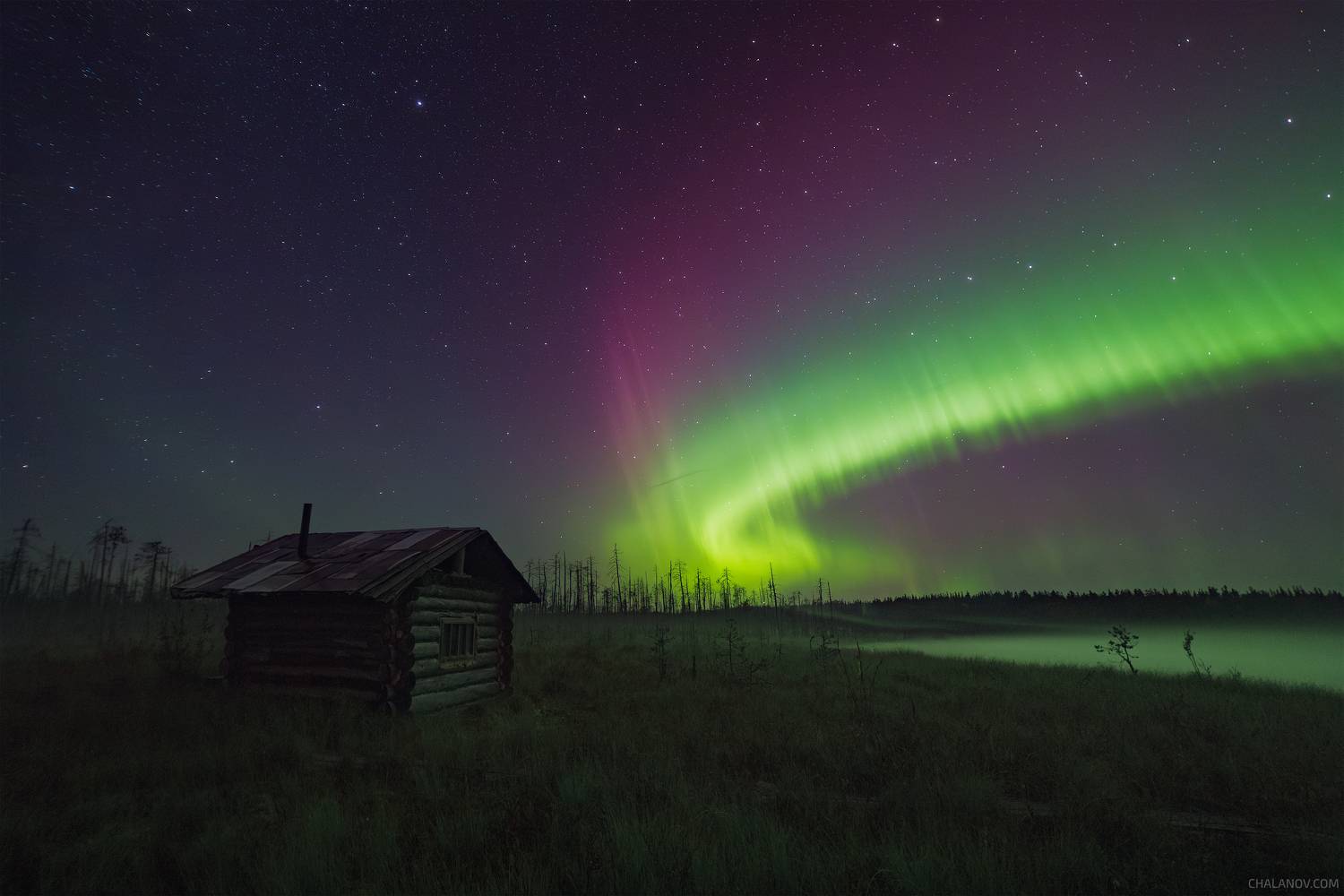 Туманная ночь в избе на севере. Автор: Чаланов Иван ночь, пейзаж, северное сияние, ночной пейзаж, звезды, hut, костер, метеор, nightscape, starrynight, star, northern lights, изба, Чаланов Иван