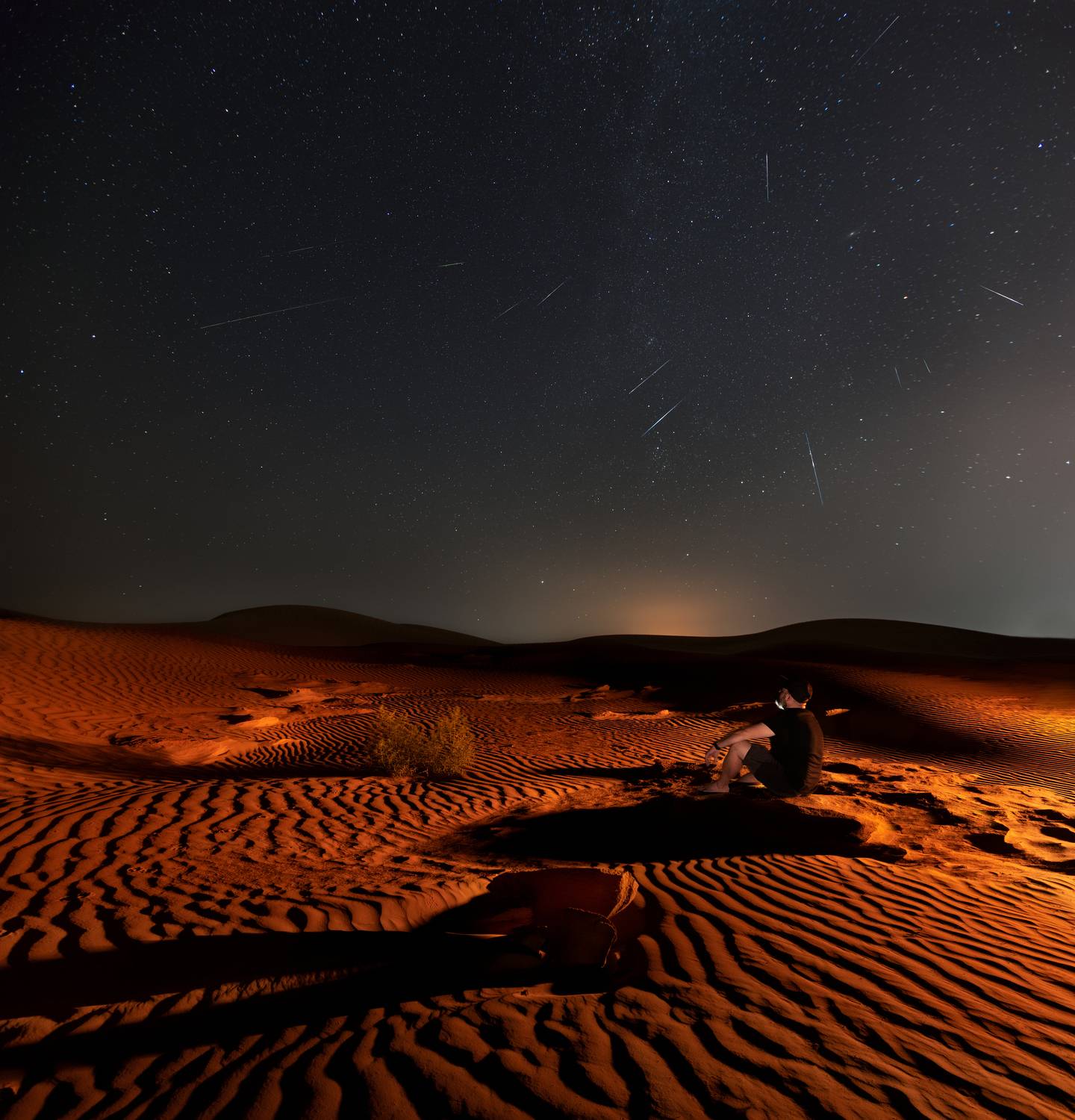 Под ночным дождём. Автор: Рябинин Влад ночь,пустыня, дом, звезды, астропейзаж, барханы, stars, nightscape, Рябинин Влад