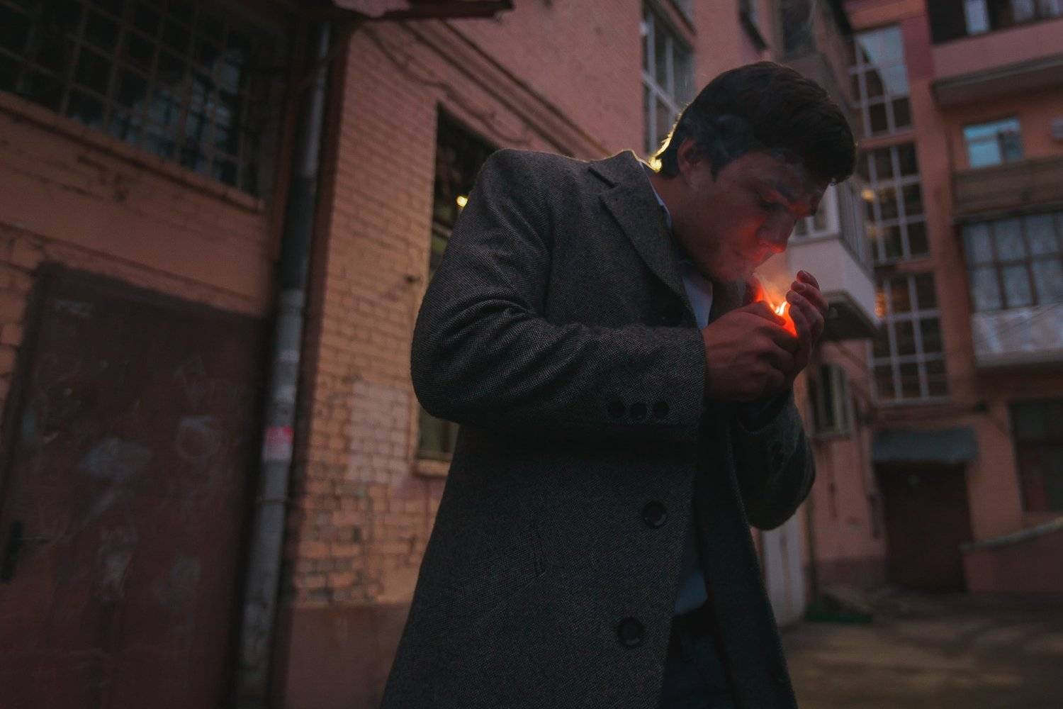 Улица, парень, курит, прикуривает, зажигает, поджигает, композиция, свет, пальто, подъезды, Иванов Юрий