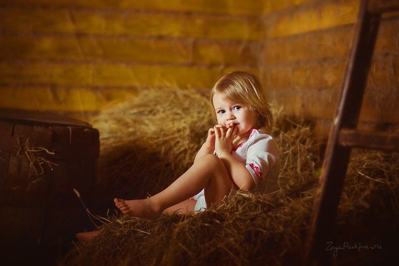 девочка, сено, красота В сенеphoto preview